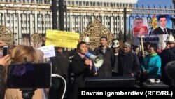 Рита Карасартова виступає перед мітингувальниками у Бішкеку, 5 березня 2018
