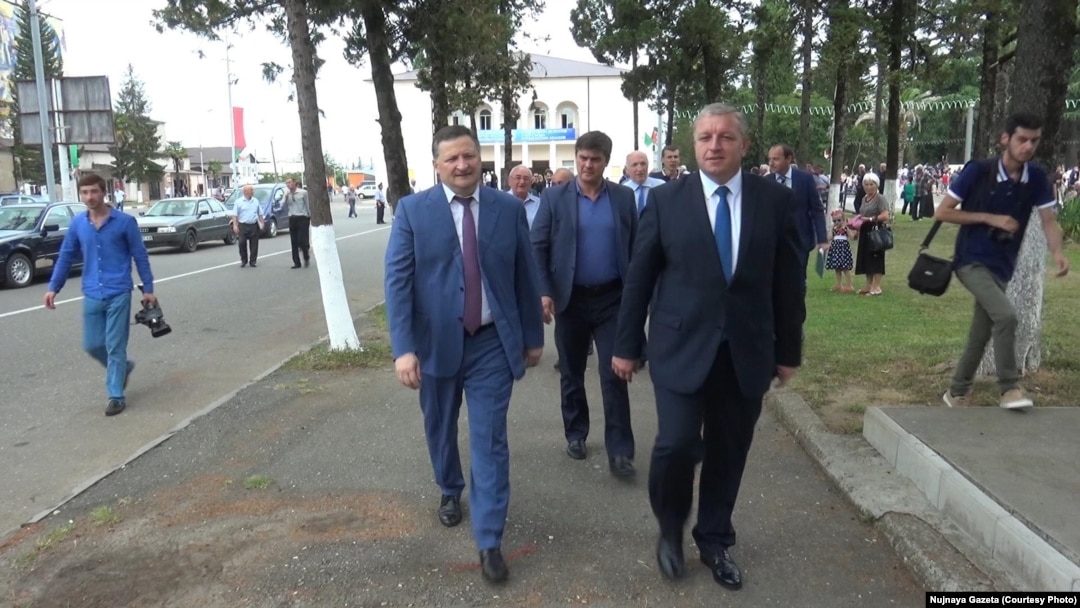 Вице-премьер Беслан Эшба и премьер-министр Беслан Барциц