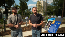 Український військовий Євген «Хамзат» Кравчук та кореспондент Радіо Свобода Олег Галів. Київ, серпень 2025 року