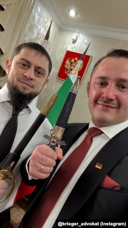 Министр информации Ахмед Дудаев и Ноа Кригер с кинжалом времен нацистской Германии