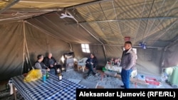 Šatori u kojima mještani organizuju straže kako bi spriječili početak gradnje kolektora