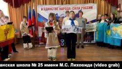 Școala nr. 25 din Luhanskul ocupat organizează o ceremonie cu ocazia Zilei „Unității popoarelor Rusiei”.