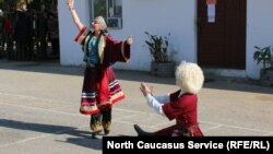 Дагестанский ансамбль "Лезгинка" выступает в Сирии