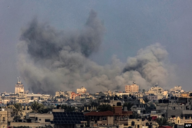 Tymi mb Han Junis gjatë bombardimeve izraelite nga Rafahu në Rripin jugor të Gazës më 25 dhjetor 2023.