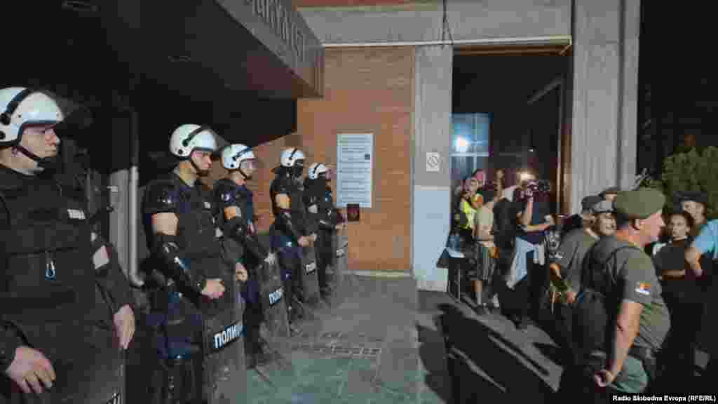 Amikor a határidő lejárt, a diákok megpróbáltak bejutni az épületbe, és ismét lökdösődés kezdődött. „22:20-kor mintegy 300 állampolgár erőszakkal próbált behatolni a főbejáraton, és megtámadták a rendőrség által felállított kordont” – közölte a szerb belügyi tárca