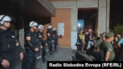 Policija i okupljeni građani i studenti nekoliko minuta pre sukoba, Novi Sad, 27. avgust 2025.