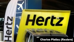 Логотип компании Hertz. 