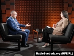 «Якщо ми говоримо про мільйон біженців, які приїхали з України і зареєструвались у Польщі з тим статусом, то з них 76 відсотків – працюючі, офіційно працевлаштовані, отримують зарплату і платять податки. 110 тисяч українського бізнесу засновано у Польщі», – Василь Боднар