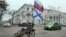 Проруски активист со руско знаме вози велосипед во Севастопол, град во Украина