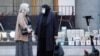 Վրաստան - Թբիլիսիի բնակիչները կորոնավիրուսից պաշտպանվելու համար դիմակ են կրում փողոցում, արխիվ