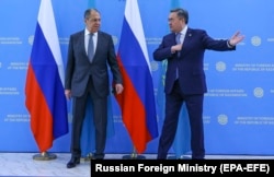 Министр иностранных дел Казахстана Мухтар Тлеуберди (справа) приветствует министра иностранных дел России Сергея Лаврова во время встречи в Нур-Султане 8 апреля 2021 года