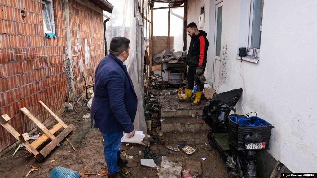 Emran Etemi nga Kuzmini - një vendbanim në Komunën e Fushë Kosovës në pjesën qendrore të vendit - ka kaluar ditët e fundit të janarit duke e pastruar shtëpinë, para se të kthehet për të jetuar në të.Fushë-Kosova ishte ndër komunat e goditura më së rëndi nga vërshimet që ndodhën në fillim të janarit.