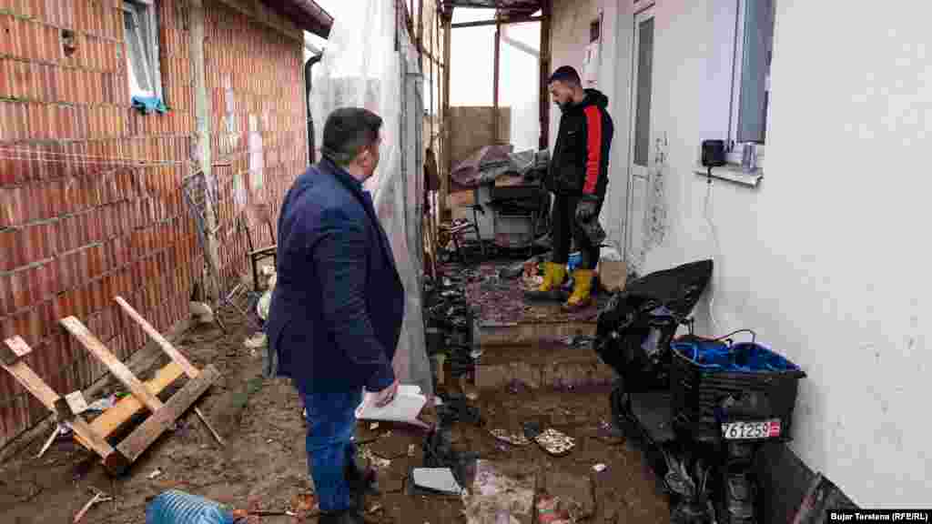 Emran Etemi nga Kuzmini - një vendbanim në Komunën e Fushë Kosovës në pjesën qendrore të vendit - ka kaluar ditët e fundit të janarit duke e pastruar shtëpinë, para se të kthehet për të jetuar në të.Fushë-Kosova ishte ndër komunat e goditura më së rëndi nga vërshimet që ndodhën në fillim të janarit.