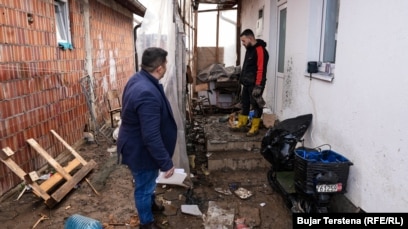 Emran Etemi nga Kuzmini - një vendbanim në Komunën e Fushë Kosovës në pjesën qendrore të vendit - ka kaluar ditët e fundit të janarit duke e pastruar shtëpinë, para se të kthehet për të jetuar në të.Fushë-Kosova ishte ndër komunat e goditura më së rëndi nga vërshimet që ndodhën në fillim të janarit.