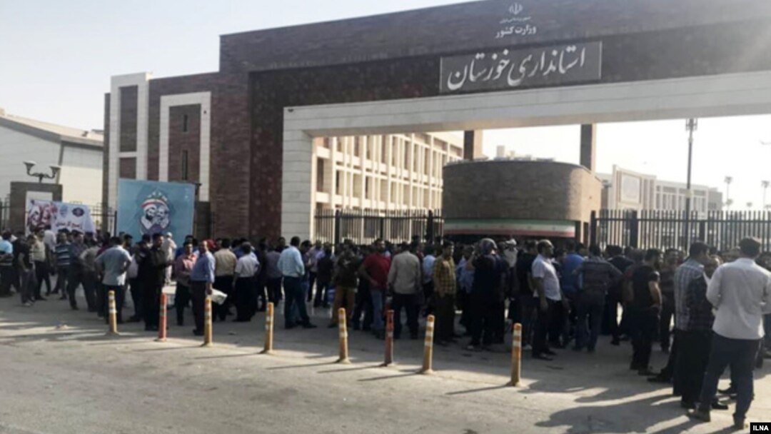 تصویری از تجمع شماری از کارگران گروه ملی صنعتی فولاد ایران در مقابل استانداری خوزستان
