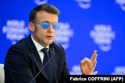 Emmanuel Macron a purtat ochelari de soare în timpul discursului său de la Davos, 20 ianuarie 2026.
