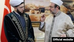 منتقدان می‌گویند تصویب اصلاحیه تازه، تساوی میان افراد سنی‌مذهب با سایر اقلیت‌هی دینی را از بین می‌برد.