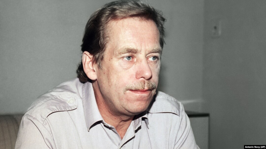 Imagine de arhivă: Vaclav Havel, liderul opoziției din Cehoslovacia, și laureatPremiul pentru pace al Asociației librarilor din Germania pe anul 1989, Praga, 4 octombrie 1989..