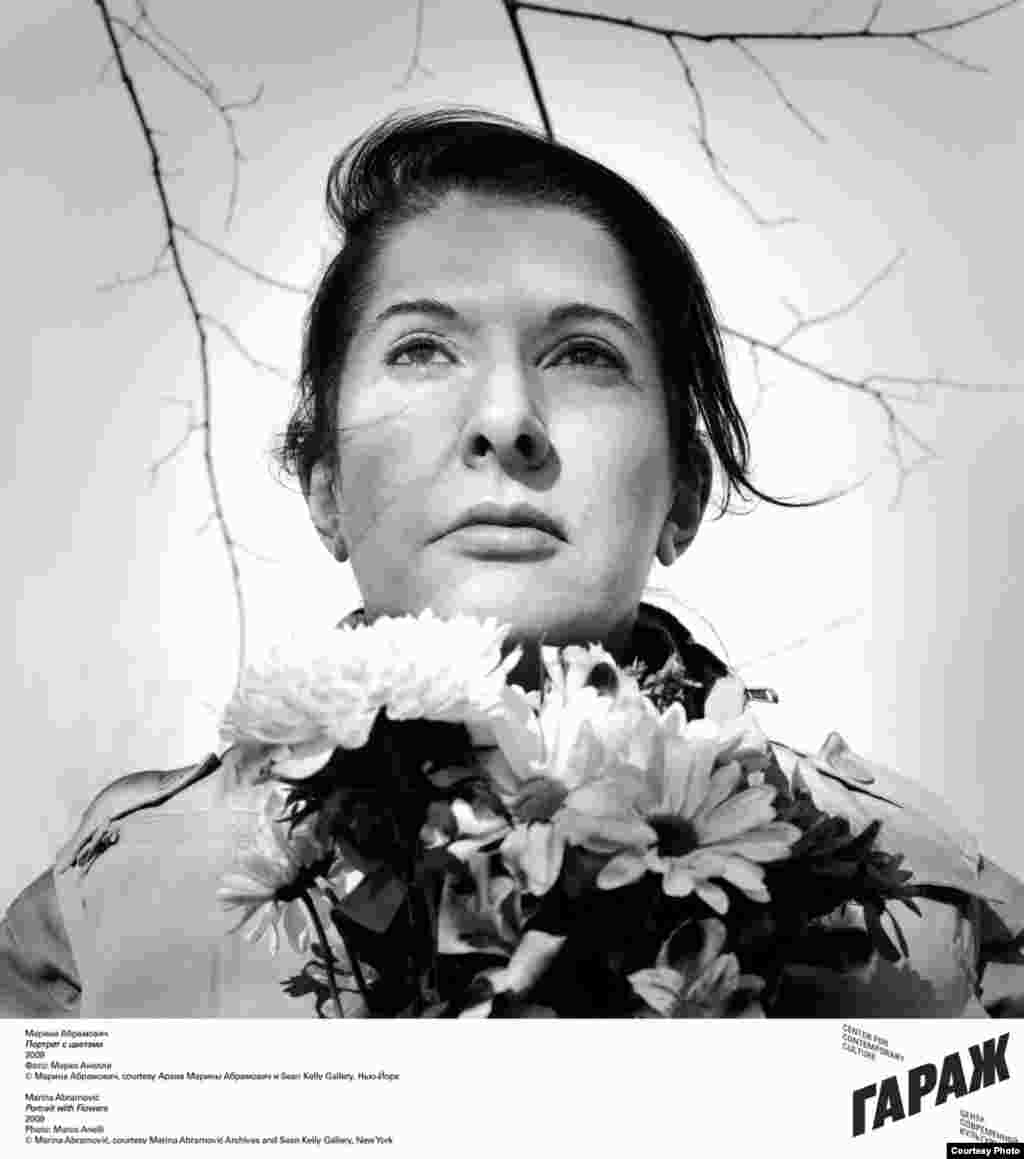 Марина Абрамович. Портрет с цветами. 2009