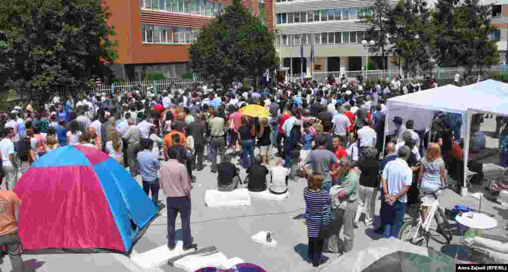 Kosovo - Potpisivanja peticije protiv usvajanja Zakona o Amnestiji, Priština, 11. juli 2013. Foto: RSE / Amra Zejneli 