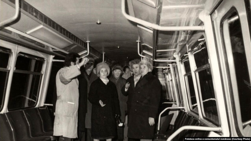 Nicolae Ceauşescu la Arad examinează prototipul vagonului de metrou. (11 ianuarie 1977) Sursa: Fototeca online a comunismului românesc; 4/1977