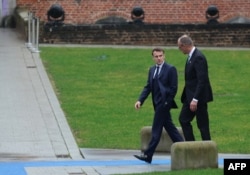 Emmanuel Macron (stânga) și Friedrich Merz au sosit împreună la summitul informal din Belgia, într-o posibilă demonstrație de unitate a „motorului franco-german” al UE.