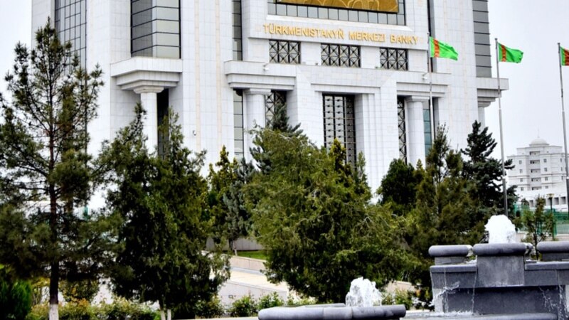 Türkmenistan studentlere pul geçirmelerini 'doly ýatyrmagy' meýilleşdirýär
