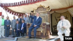 Президент Нұрсұлтан Назарбаев «Көшпенділер» фильмінің түсіру алаңындағы хан тағында отыр. 2004 жыл.