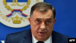 Președintele Republicii Srpska, Milorad Dodik, spune că legea a fost retrasă din parlament pentru armonizări cu legislația europeană.