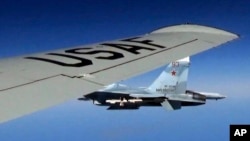 Су-27 совершает перехват американского самолета в международных водах над Балтикой (архивное фото).