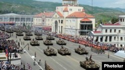 Нагорный Карабах - Военный парад 9 мая в Степанакерте (архив)