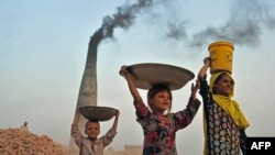 این تحقیق می گوید، ۵۷۵ میلیون دختر در کشورهایی زندگی می کنند که زنان و دختران در آنها با تبعیض جدی مواجه اند.