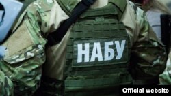 Ілюстраційне фото. Співробітник Управління спеціальних операцій Національного антикорупційного бюро України (НАБУ)