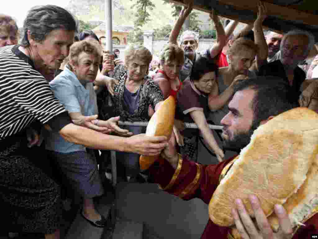 Раздача хлеба грузинской православной церковью жителям Гори, 20 августа 2008