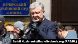 Адвокати Порошенка в суді закликали допитати Корецького