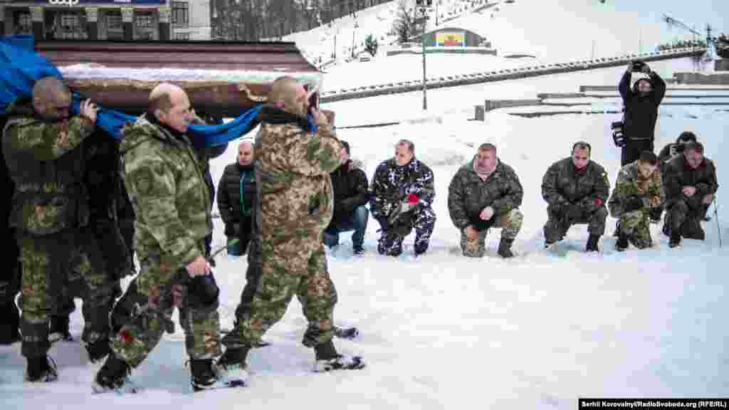 Люди на колінах зустрічали похоронну процесію