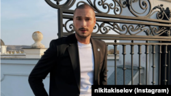Співак Нікіта Кісельов