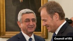 Президент Армении Серж Саргсян (слева) и председатель Европейского совета Дональд Туск (архив)