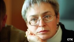 Ana Politkovska: "Vraćamo se u sovjetski ponor, u informacijski vakuum koji ispisuje smrt iz našeg neznanja", napisala je 2004. godine. (Berlin, 28. januar 2003.)