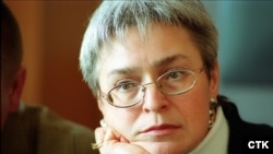  Anna Politkovskaia la lansarea volumului ei „Cecenia, adevărul despre război”, Berlin, 2003.