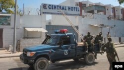 Архіўнае фота. Супрацоўнікі службы бяспекі пасьля тэракту ў гатэлі гораду Магадыша ў лютым 2015 году