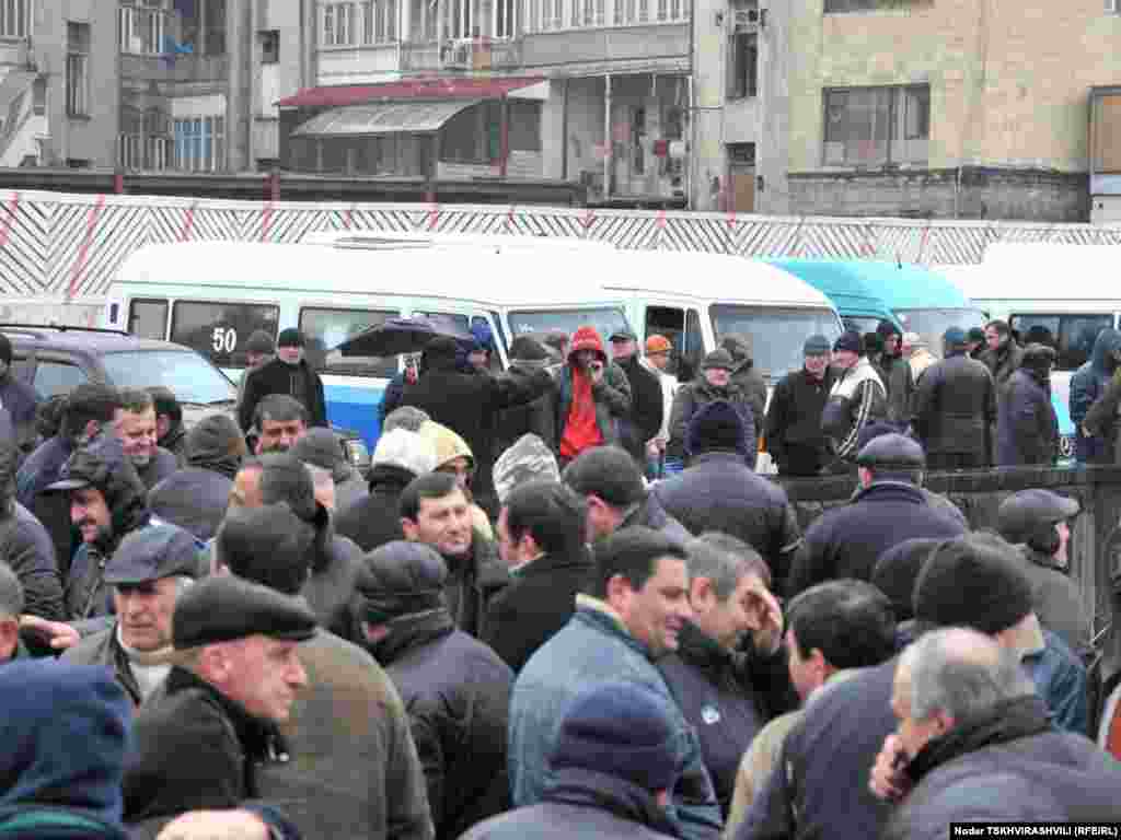 საპროტესტო აქციის მონაწილეები ვარდების მოედანზე - რამდენიმე დღეა, რაც თბილისში სამარშრუტო მიკროავტობუსების მძღოლების საპროტესტო აქციები იმართება.