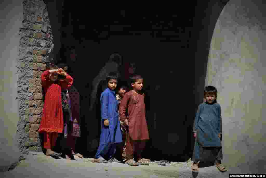 People take shelter on the outskirts of Laghman in Afghanistan during an operation by government forces against Taliban militants on May 25.&nbsp;