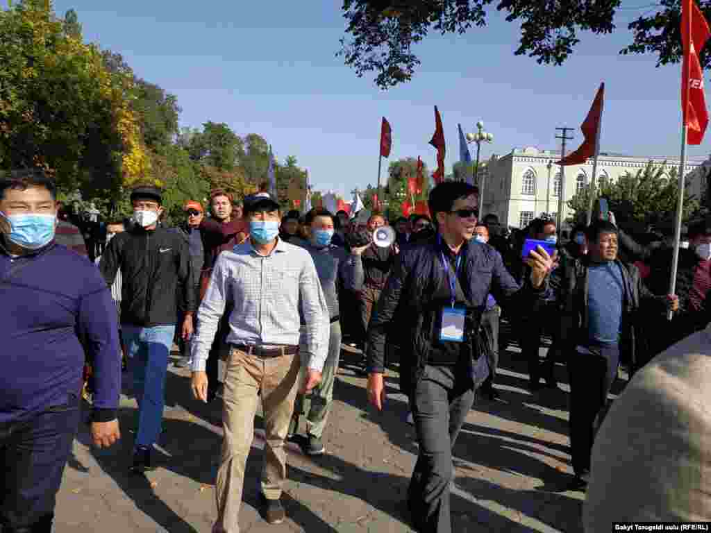 Парламенттик шайлоонун жыйынтыгына нааразы жарандар. 2020-жылдын 5-октябры.