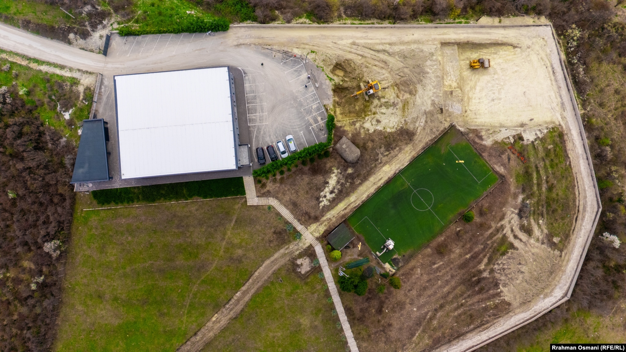 Pamje nga lart të Qendrës Nacionale të Xhudos në Pejë, pranë së cilës do të ndërtohet një palestër dhe qendër e re multifunksionale për Lojërat Mesdhetare 2030.