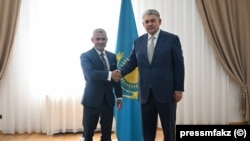 Қазақстан сыртқы істер министрі Ермек Көшербаев (оң жақта) пен АҚШ мемлекеттік хатшысының Оңтүстік және Орталық Азия істері жөніндегі көмекшісі Пол Капур (сол жақта). Астана. 12 тамыз 2026 жыл.