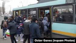 Blocarea metroului a dus la aglomerarea mijloacelor de transport de suprafață și încălcarea regulilor de prevenire a răspândirii COVID-19 prin menținerea distanței dintre pasageri.