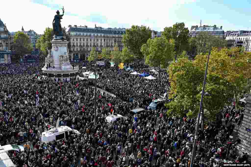 В Париже тысячи людей собрались на митинг памяти убитого учителя