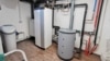 Așa arată o cameră tehnică a unei case încălzită cu pompă de căldură sol-apă. E un sistem costisitor, însă care, în timp, amortizează investiția inițială. 