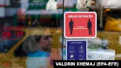 Në xhamin e një dyqani në Prishtinë janë vendosur njoftime për respektimin e masave kundër pandemisë. Fotografi ilustruese. 